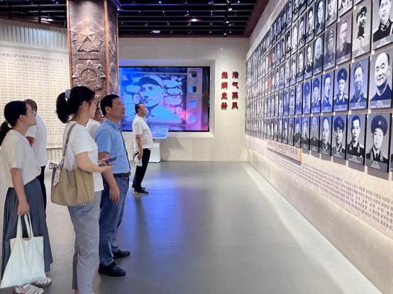 人们走在街头描述已自动生成