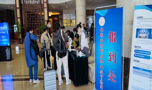 一群人站在室内中度可信度描述已自动生成