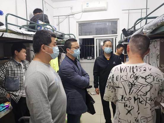 说明: 4.7晚 深入宿舍与学生谈心谈话了解学生思想动态（慰问21数控1家庭变故关昊天同学）