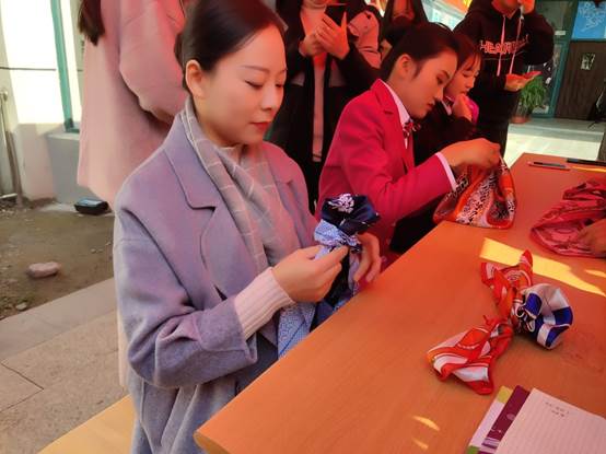 说明: C:\Users\Administrator\Desktop\礼仪技巧面对面\礼仪技巧面对面\QQ图片20191129171922.jpg