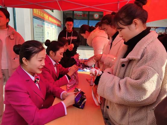 说明: C:\Users\Administrator\Desktop\礼仪技巧面对面\礼仪技巧面对面\QQ图片20191129171837.jpg