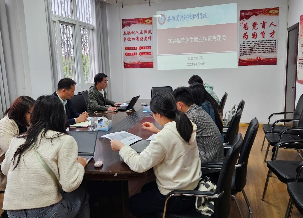 一群人坐在桌子前描述已自动生成