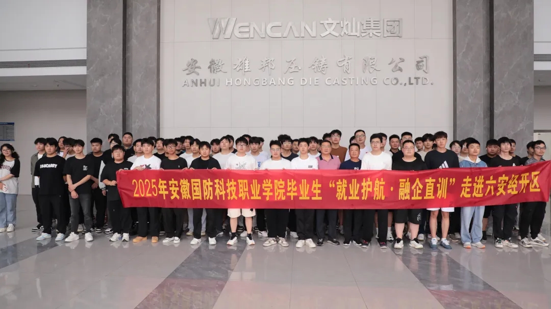 图片包含 室内, 建筑, 桌子, 前描述已自动生成