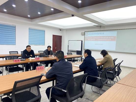 会议室里的人们描述已自动生成