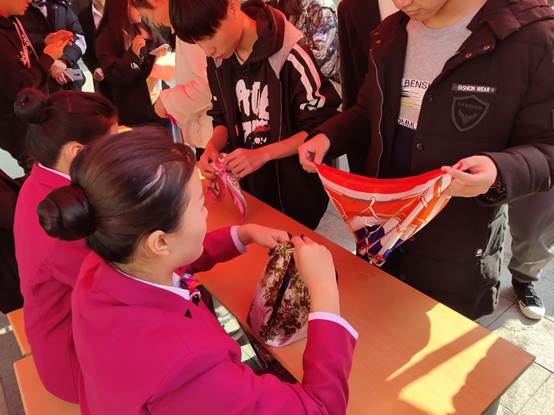 说明: C:\Users\Administrator\Desktop\礼仪技巧面对面\礼仪技巧面对面\QQ图片20191129172748.jpg