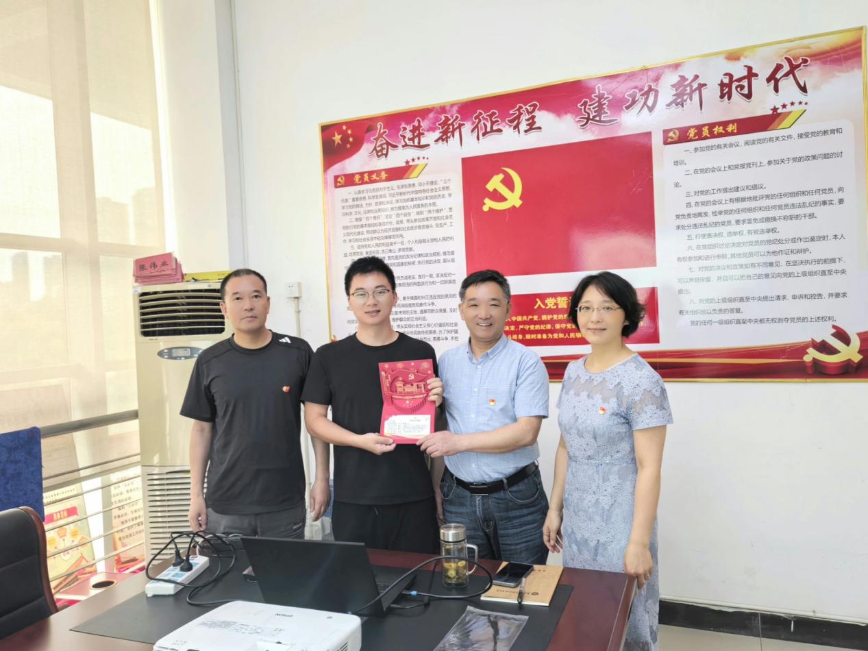 说明: 7月日主题党日给党员过政治生日