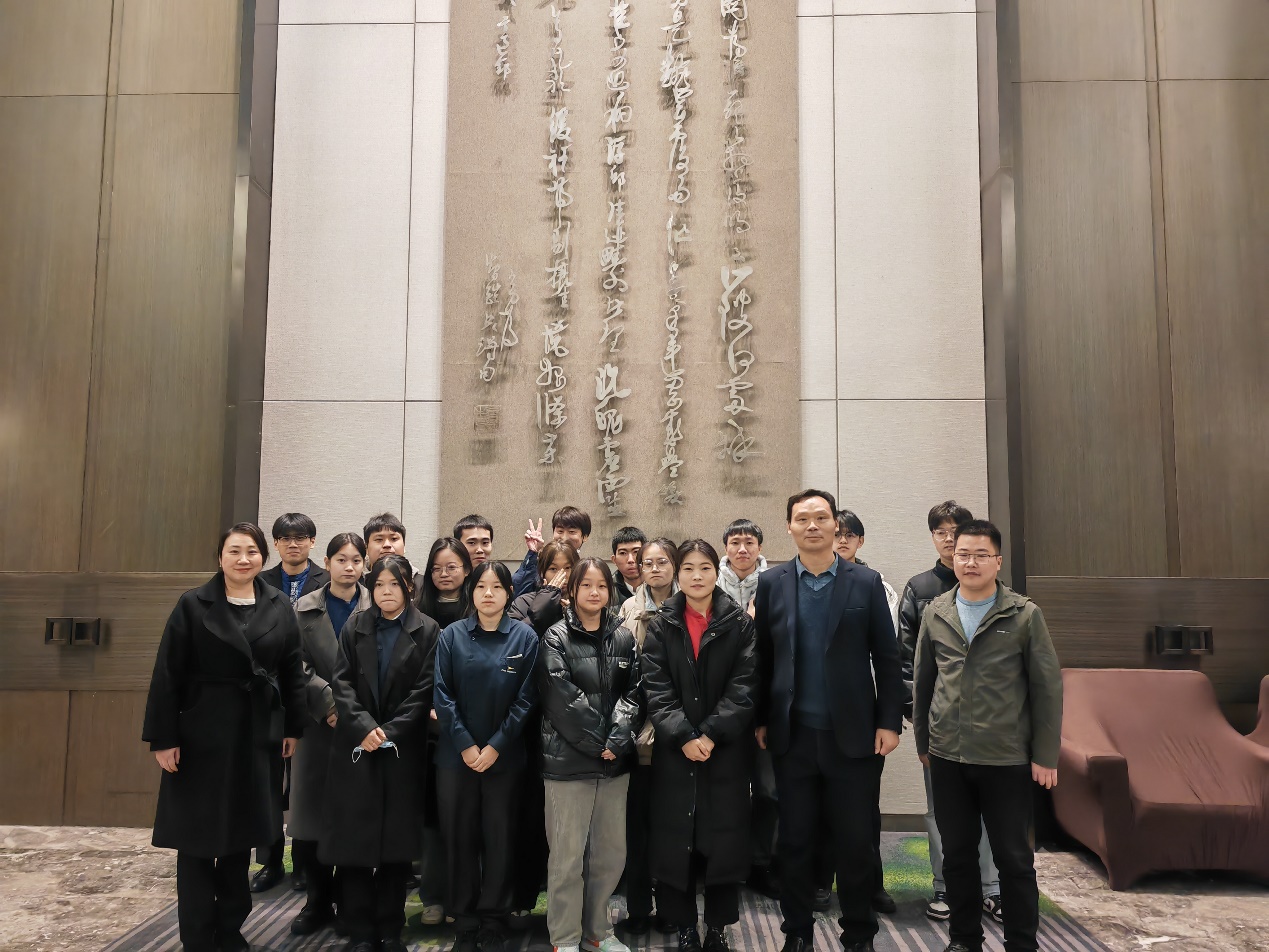 一群人站在墙边描述已自动生成