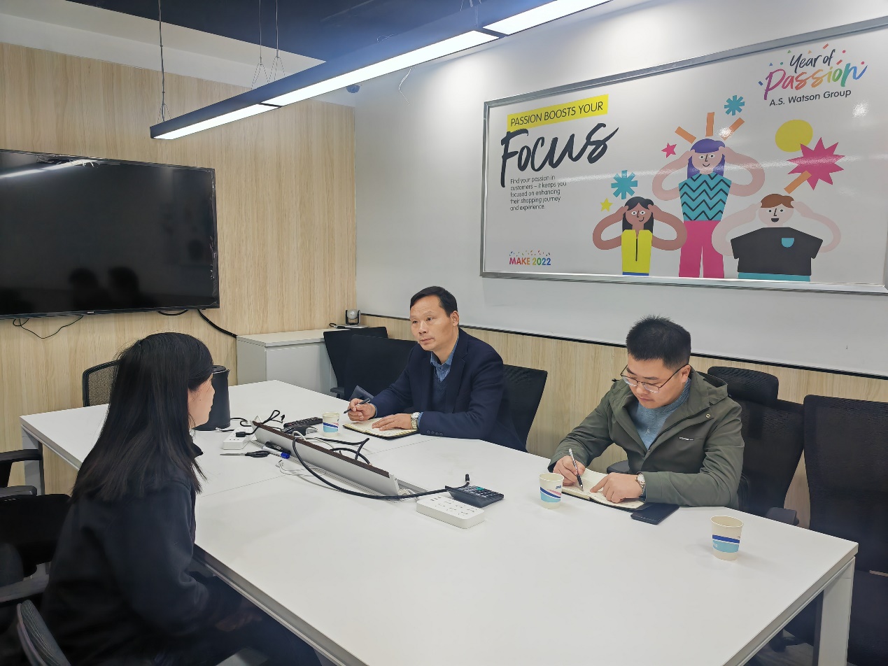 人们在桌子边描述已自动生成