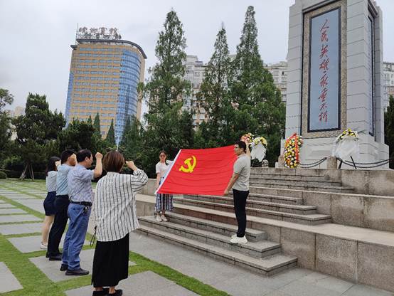 一群人在公园里中度可信度描述已自动生成