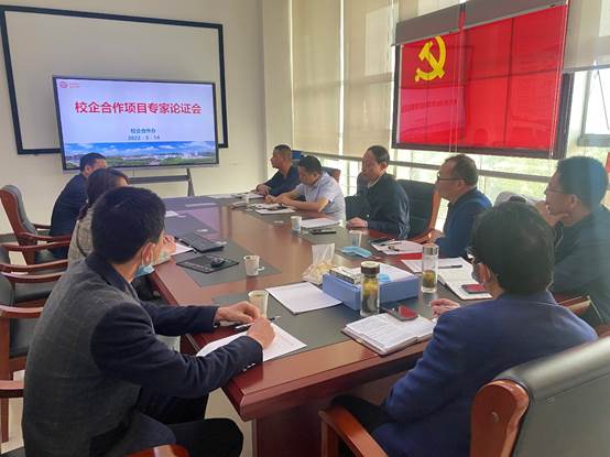 一群人在餐厅桌子上的电脑描述已自动生成