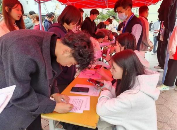 一群人在餐厅里吃东西中度可信度描述已自动生成