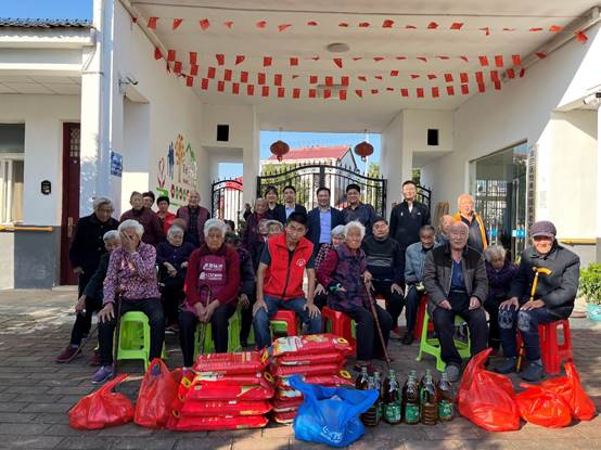 一群人站在商店前中度可信度描述已自动生成