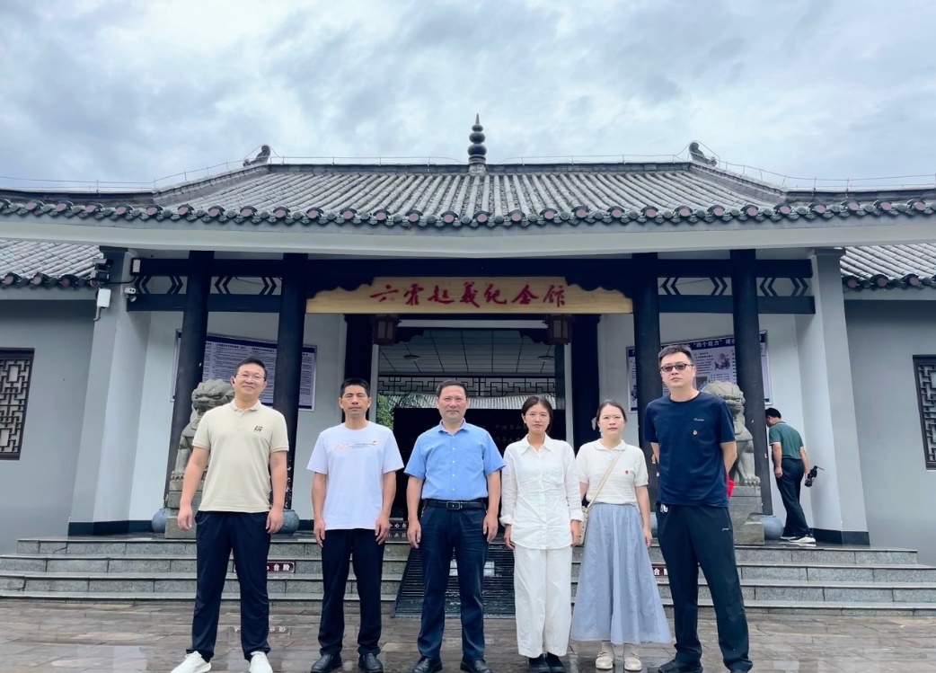 一群人站在建筑前描述已自动生成